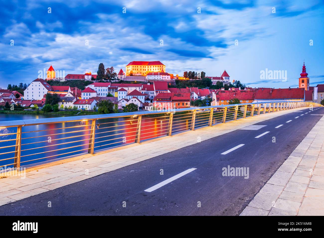 Ptuj, Slovénie. Scène nocturne avec la belle ville ancienne Poetovium, la plus ancienne ville slovène, la rive de la rivière Drava avec le château sur la colline. Banque D'Images