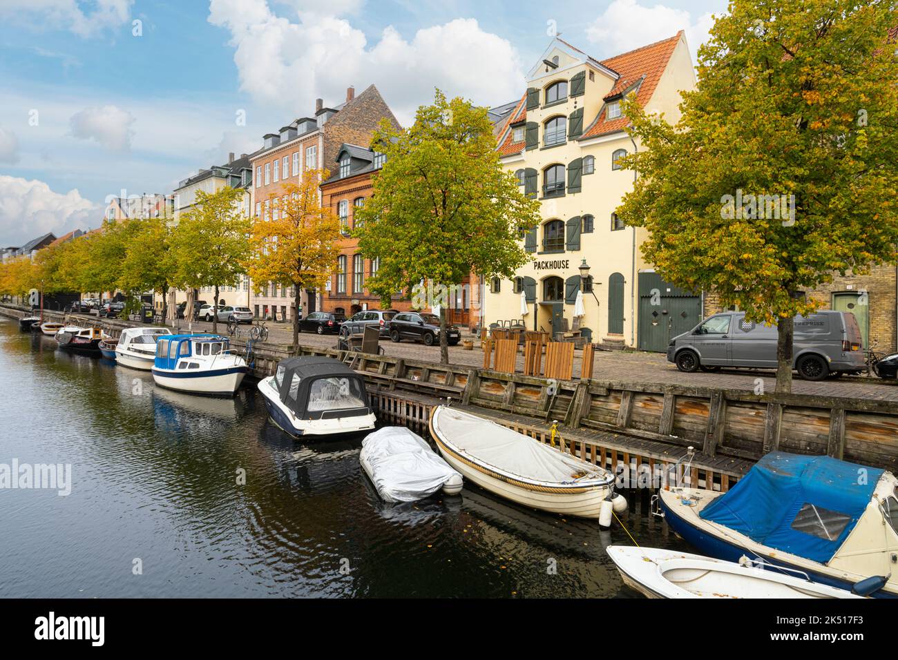 Copenhague, Danemark. Octobre 2022. Vue sur les bateaux amarrés le long du canal Frederiksholms dans le centre-ville Banque D'Images