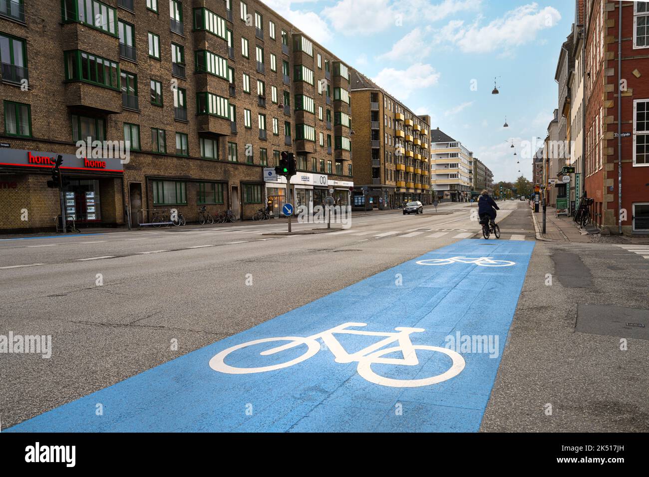 Copenhague, Danemark. Octobre 2022. Vue sur une piste cyclable dans une rue du centre-ville Banque D'Images