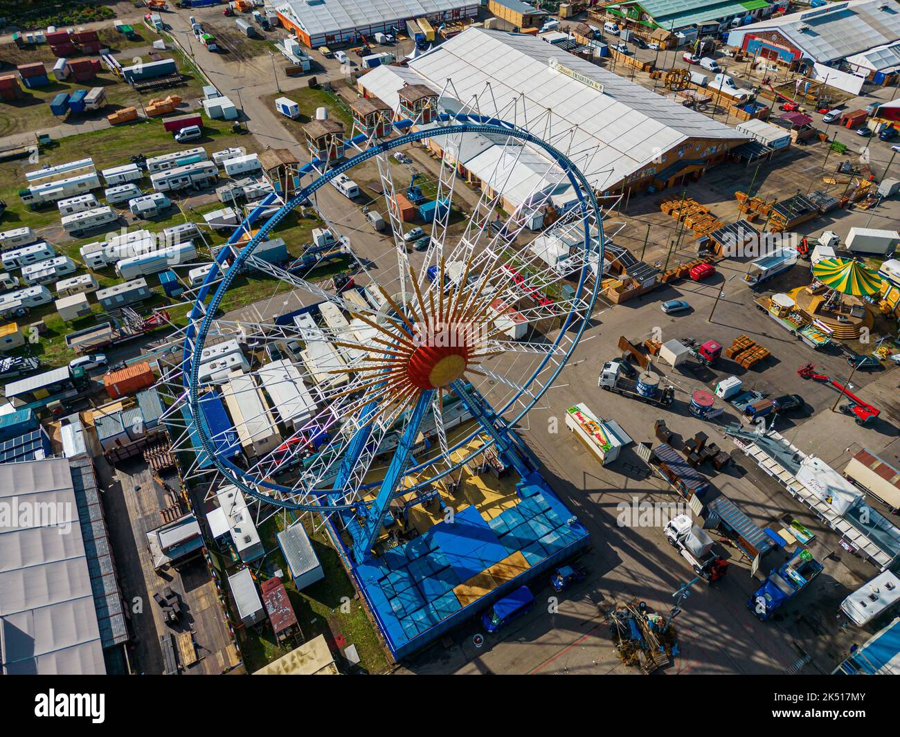 MUNICH, ALLEMAGNE - OKTOBER 5, 2022: Démontage de l'Oktoberfest sur la Theresienwiese. Plus de 600 vendeurs doivent démonter leurs cabines et leurs tentes. Banque D'Images