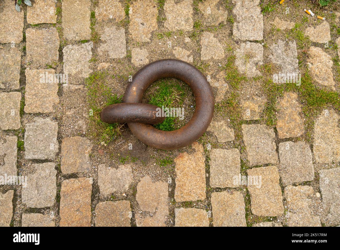 Copenhague, Danemark. Octobre 2022. Vue sur un anneau pour amarrer des bateaux sur la rive du canal Frederiksholms dans le centre-ville Banque D'Images
