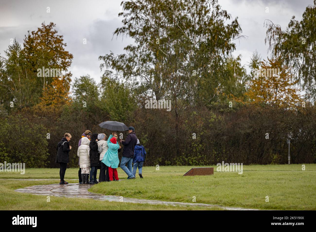 Tula, Russie - 24 septembre 2022: Enfant avec parent debout dans le parc Banque D'Images