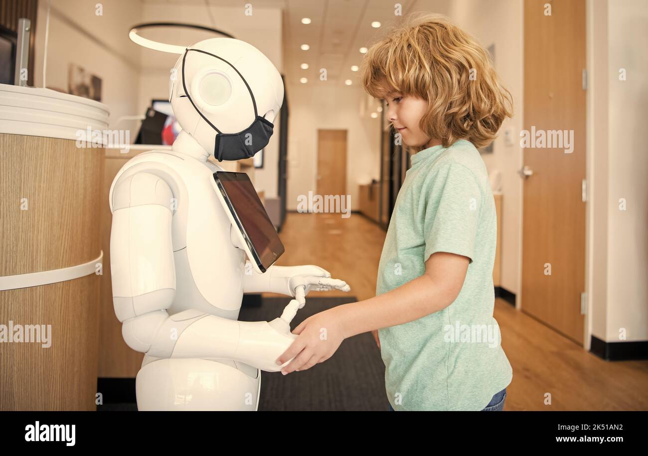 garçon interagir avec l'intelligence artificielle cyborg, la communication Banque D'Images