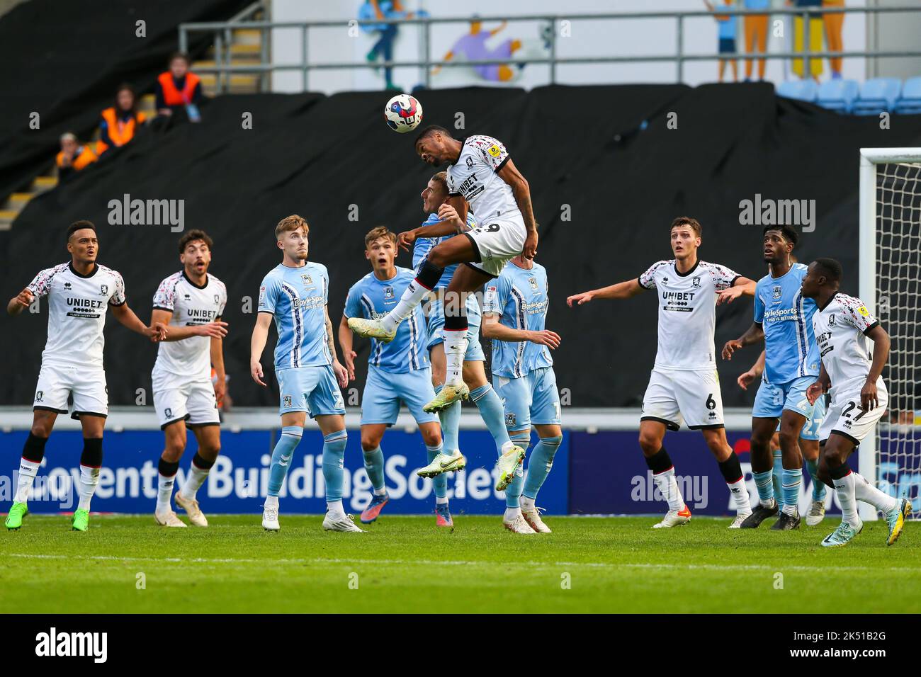 Kyle McFadzean de Coventry City et Chuba Akpom de Middlesbrough lors du match de championnat Sky Bet à l'arène Coventry Building Society, Coventry. Date de la photo: Samedi 1 octobre 2022. Banque D'Images