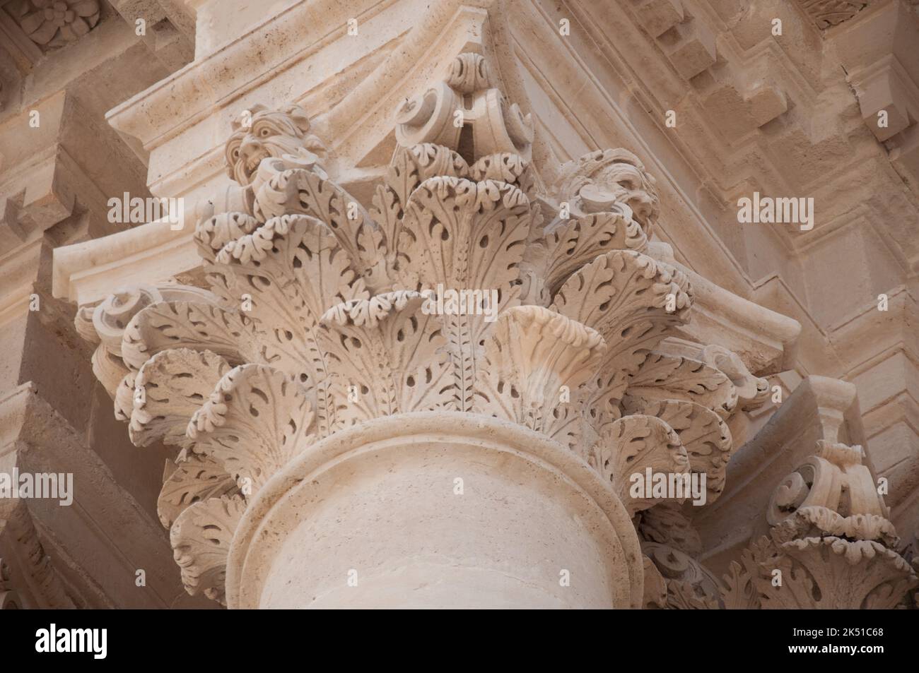 Colonne corinthienne, détail, Cathédrale (Duomo), Ortigia, Syracuse (Syracuse), Province de Syracuse, Sicile, Italie Banque D'Images