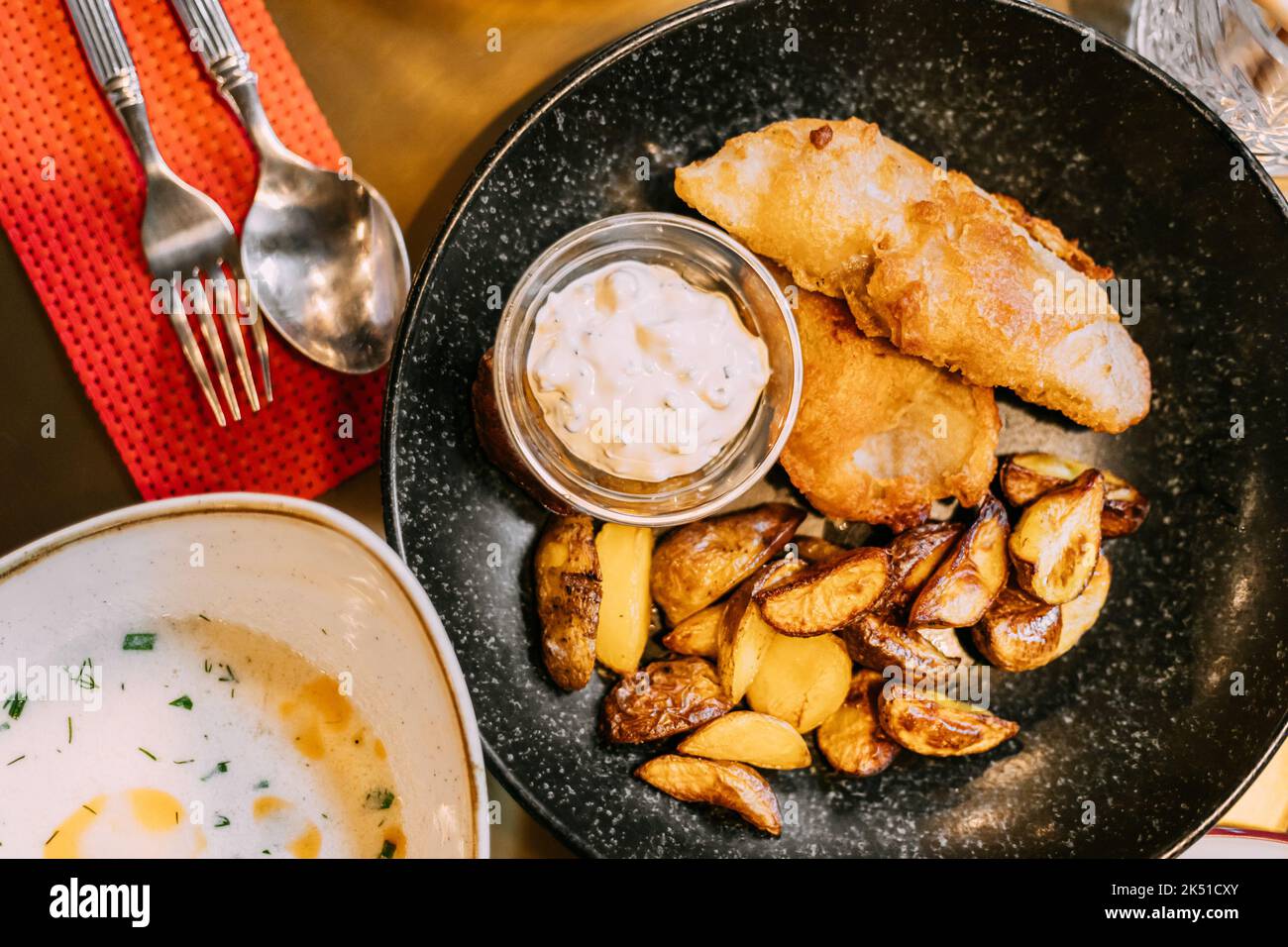 Soupe : Cullen - soupe écossaise épaisse avec poisson blanc fumé et hors-d'œuvre : chips de poisson, sauce tartare. Cuisine traditionnelle de l'Ecosse Banque D'Images