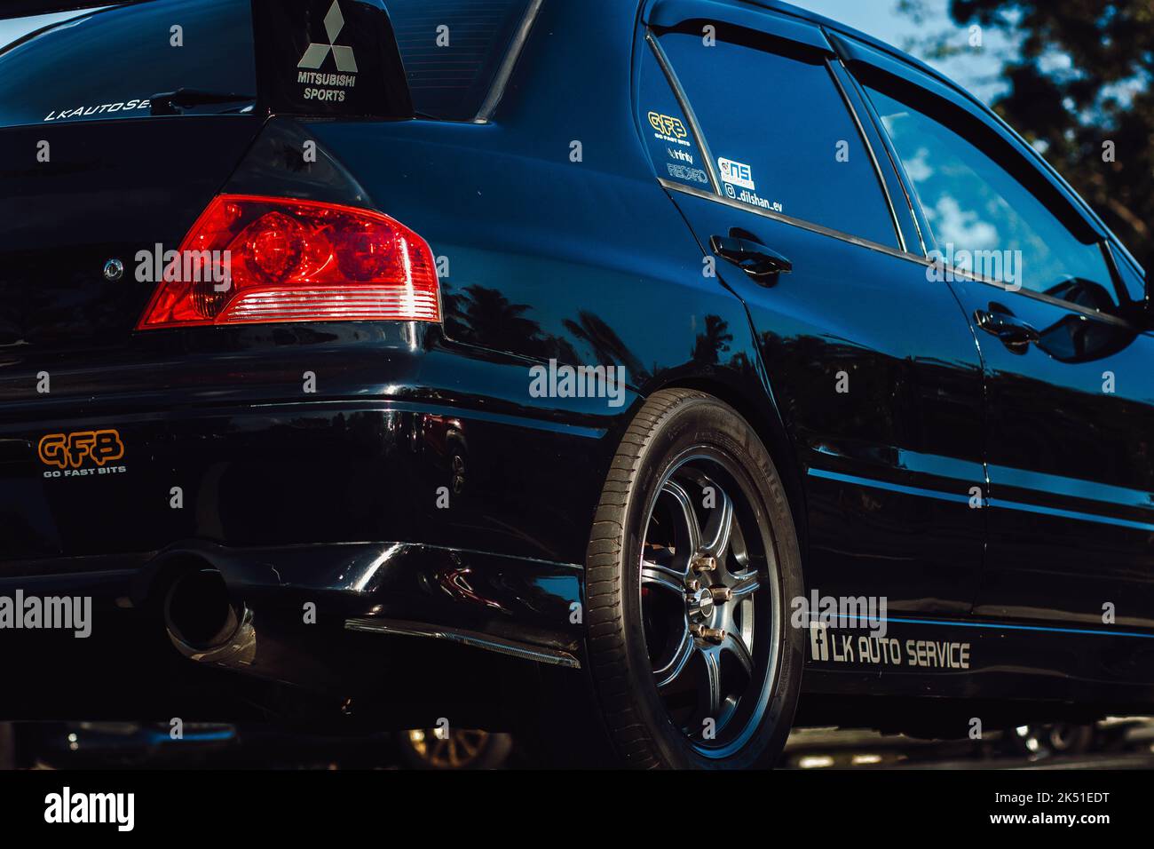 Vue en profil du bord arrière d'une voiture Mitsubishi Evo 7 bleu foncé Banque D'Images