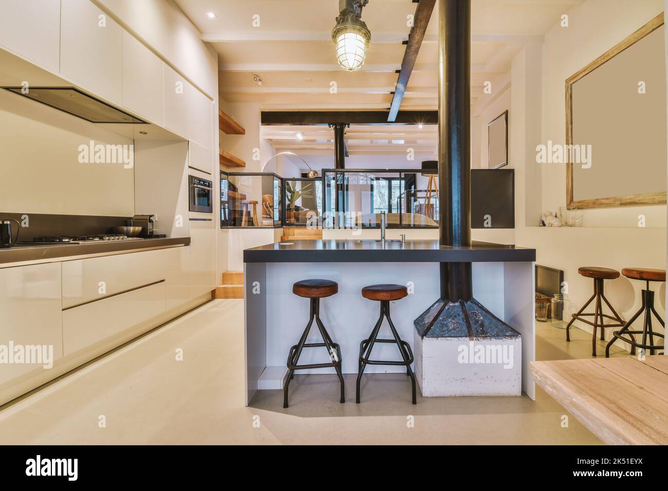 Cuisine américaine moderne, mobilier blanc et salon en arrière-plan dans une grande maison de luxe Banque D'Images