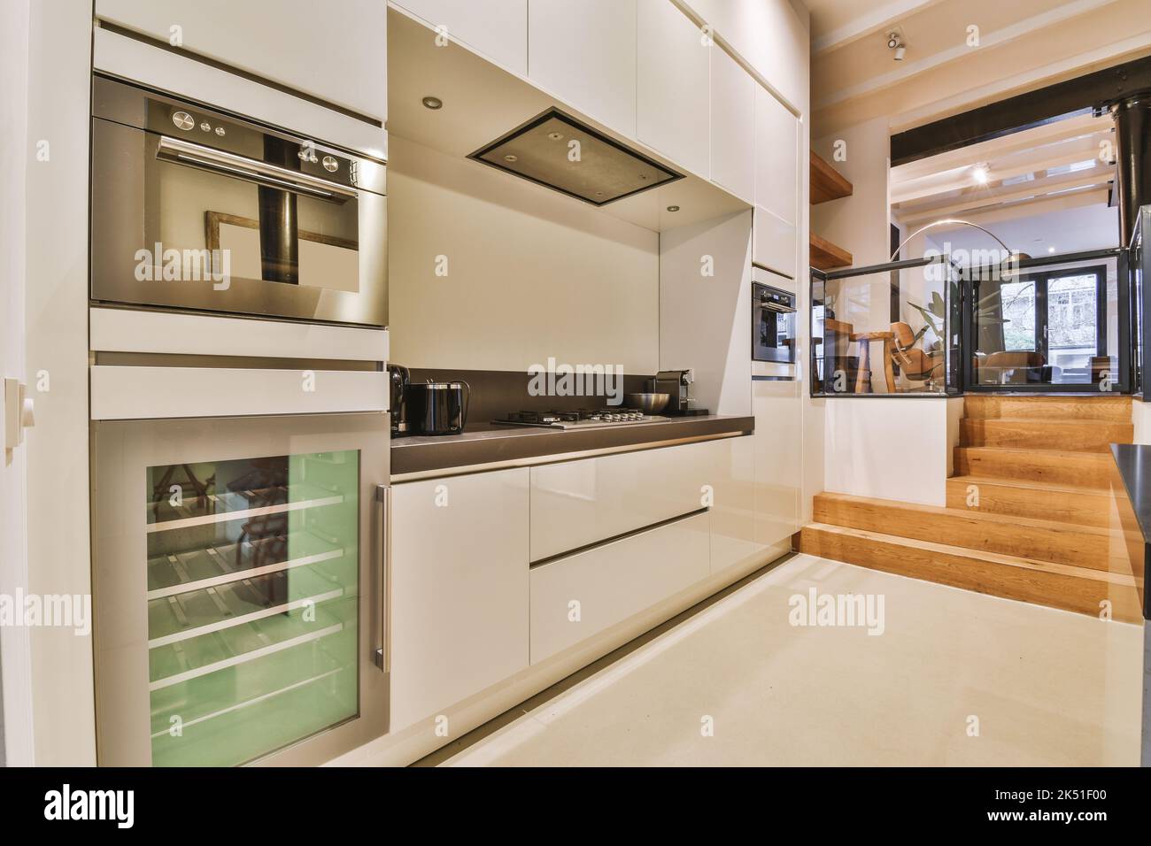 Cuisine américaine moderne, mobilier blanc et salon en arrière-plan dans une grande maison de luxe Banque D'Images