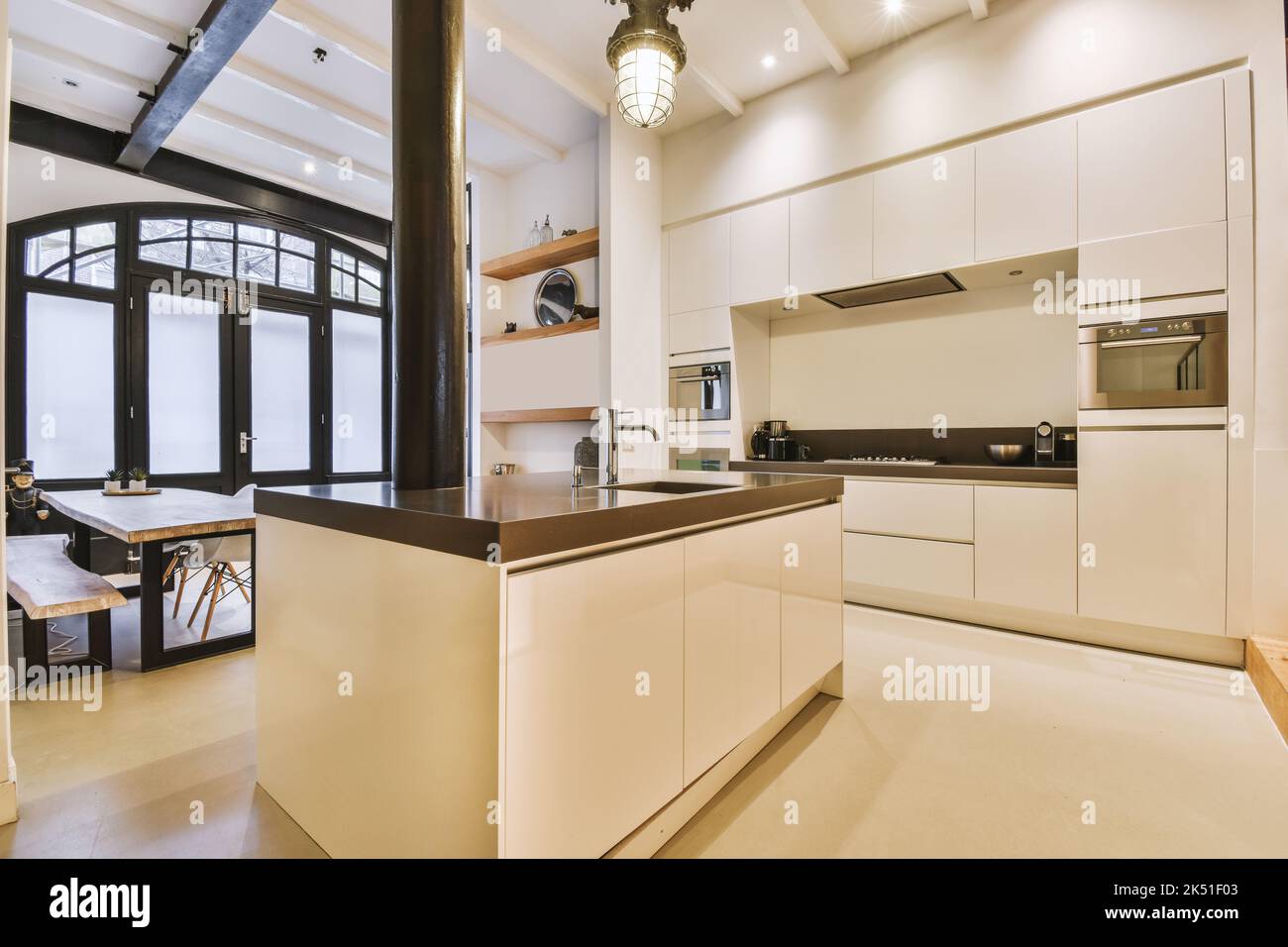 Cuisine américaine moderne, mobilier blanc et salon en arrière-plan dans une grande maison de luxe Banque D'Images