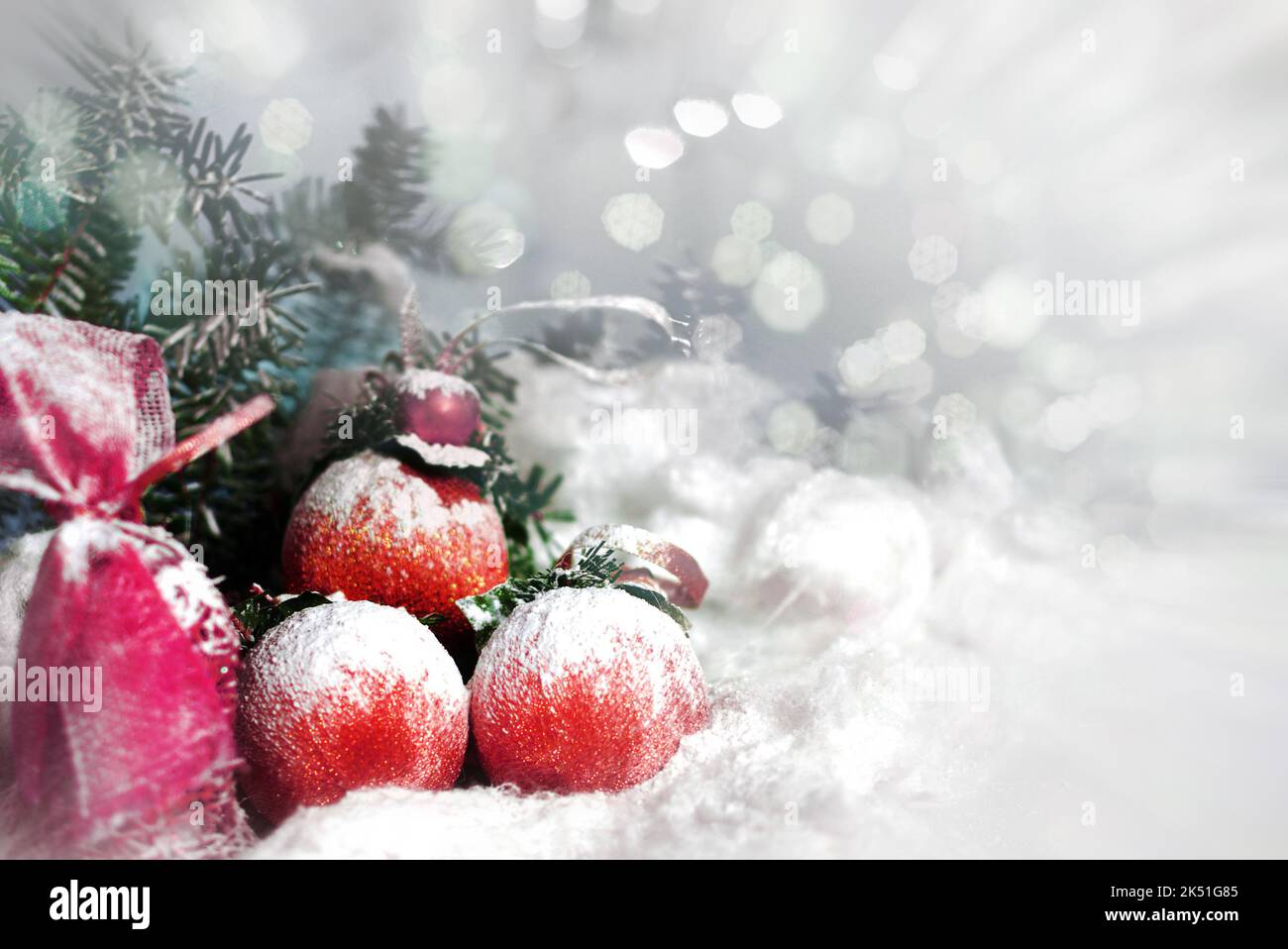 Boules de Noël et de la lumière sur un fond sombre Banque D'Images