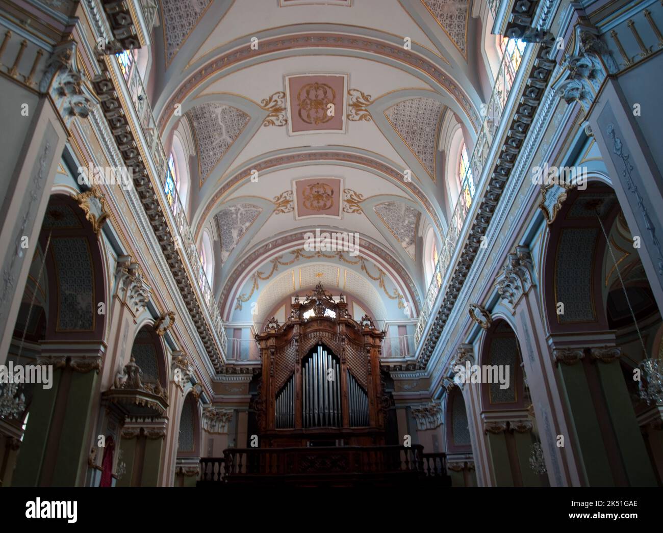 Nef et orgue, Eglise mère, Rosolini, province de Syracuse (Syracuse), Sicile, Italie. Capitales Corinthiennes décorant l'église la plus importante je Banque D'Images