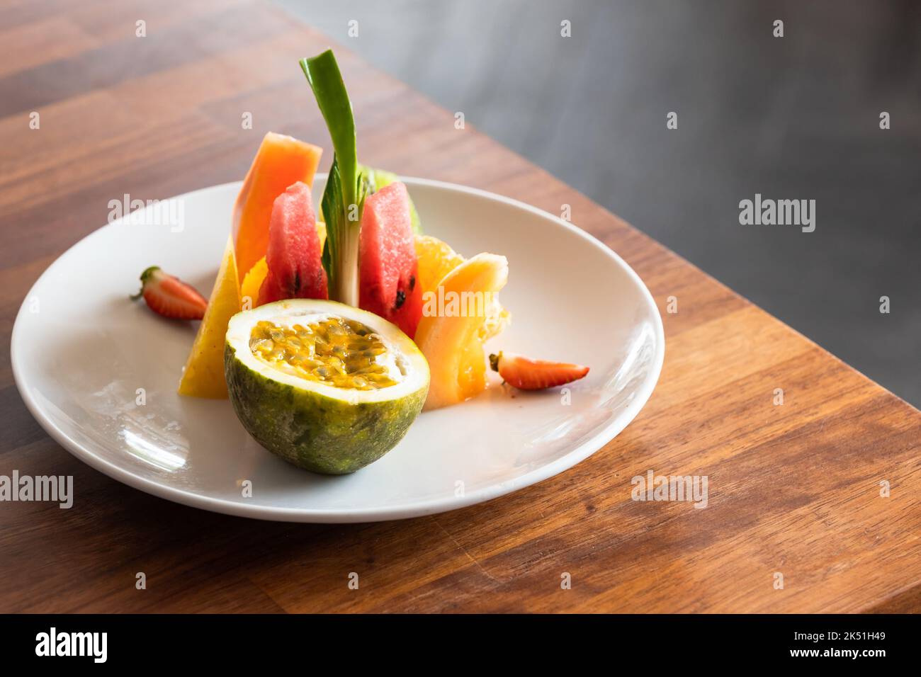 Assiette de fruits sur une table en bois, gros plan studio photo Banque D'Images