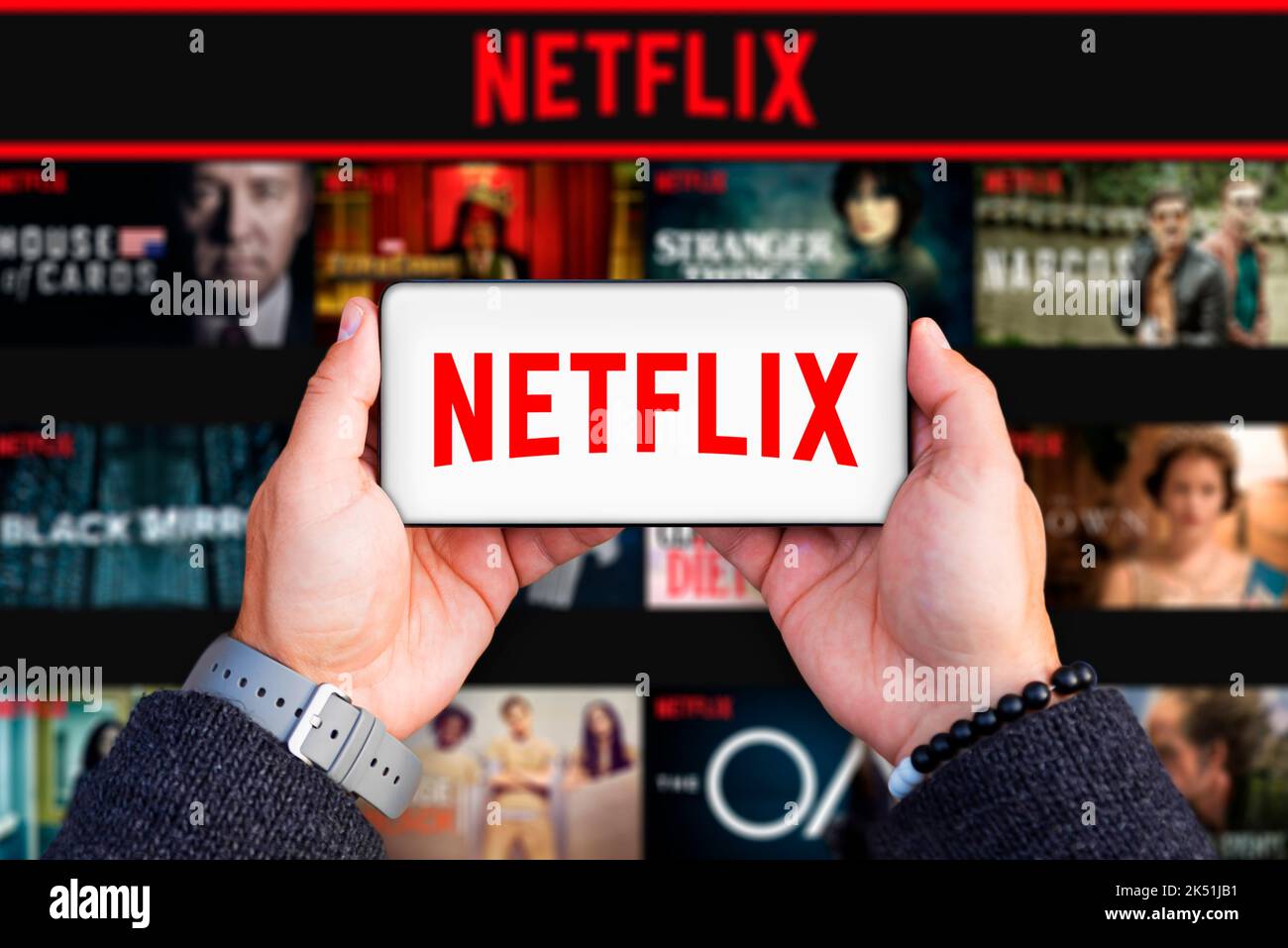 Belgrade, Serbie - 05 octobre 2022 : tenir le smartphone entre les mains  avec le logo Netflix à l'écran. Netflix est un service de diffusion d' émissions de télévision et de films Photo