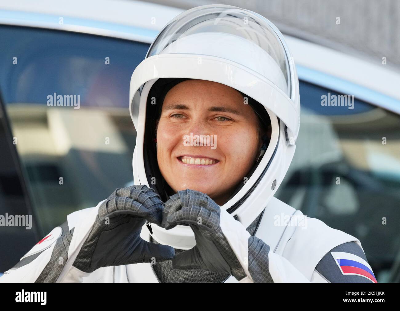 Le cosmonaute russe Anna Kikina s'en va avec le reste de la cinquième équipe de la NASA le jour du lancement au Kennedy Space Center, en Floride, mercredi, à 5 octobre 2022. L'équipage Dragon transportera l'astronaute et commandant de la NASA Nicole Mann, ainsi que les astronautes Josh Cassada, l'astronaute japonais Koichi Wakata et le cosmonaute russe Anna Kikina. La fusée Falcon 9 se lève au Kennedy Space Center de la NASA en Floride à 12 h 00 HAE. Photo de Pat Benic/UPI crédit: UPI/Alay Live News Banque D'Images