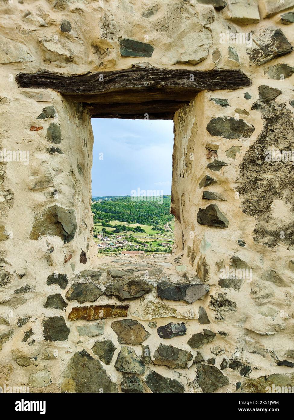 Vue pittoresque à travers la fenêtre de l'échappatoire dans le mur de l'ancienne forteresse de Rupa en Roumanie. La forteresse a été construite sur les ruines de l'ancienne structure défensive dacienne Banque D'Images
