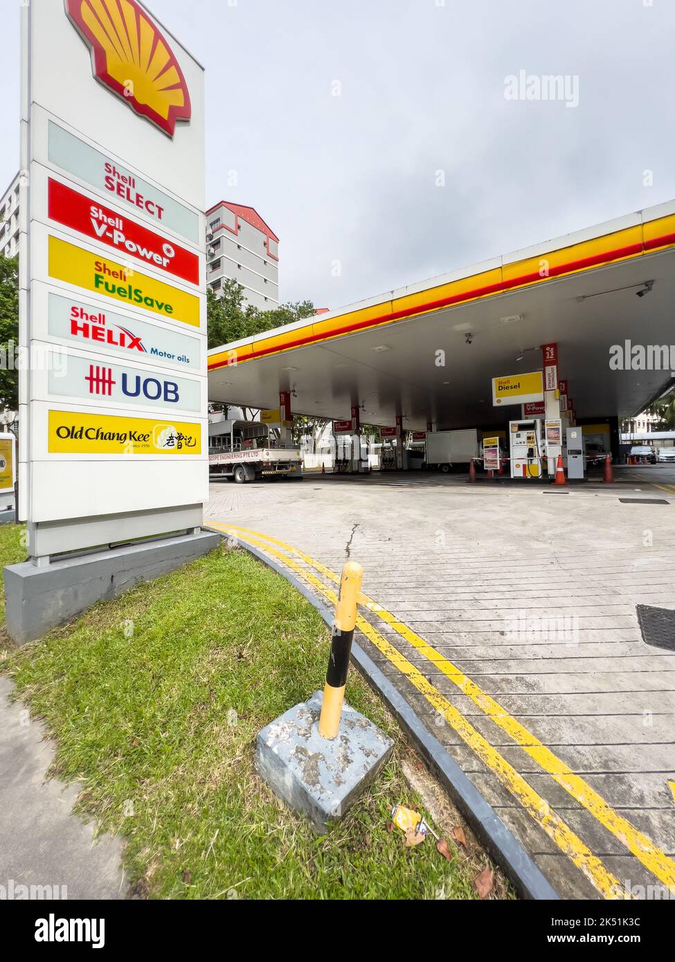 Vue verticale de la signalisation de la station pétrolière Shell avec services et logo, Singapour Banque D'Images