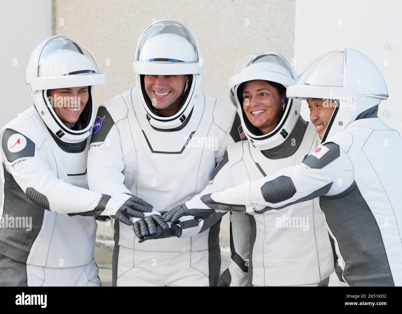 Le cinquième équipage de la NASA, Anna Kikina, cosmonaute russe, Josh Cassada, Nicole Mann, astronaute de la NASA et l'astronaute japonais Koichi Wakata, se promène mercredi au Kennedy Space Center, en Floride, à 5 octobre 2022. L'équipage du Dragon transportera l'astronaute et commandant de la NASA Nicole Mann, Josh Cassada, le cosmonaute russe Anna Kikina et l'astronaute japonais Koichi Wakata, la fusée Falcon 9 se lève au Kennedy Space Center de la NASA en Floride à 12 h 00 HAE. Photo de Pat Benic/UPI Banque D'Images