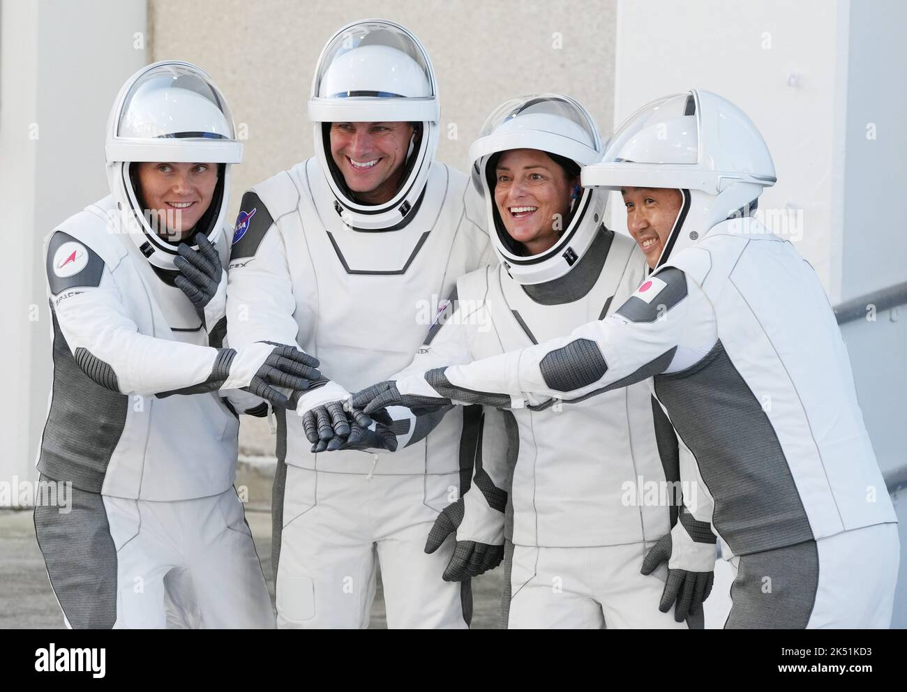 Le cinquième équipage de la NASA, Anna Kikina, cosmonaute russe, Josh Cassada, Nicole Mann, astronaute de la NASA et l'astronaute japonais Koichi Wakata, se promène mercredi au Kennedy Space Center, en Floride, à 5 octobre 2022. L'équipage du Dragon transportera l'astronaute et commandant de la NASA Nicole Mann, Josh Cassada, le cosmonaute russe Anna Kikina et l'astronaute japonais Koichi Wakata, la fusée Falcon 9 se lève au Kennedy Space Center de la NASA en Floride à 12 h 00 HAE. Photo de Pat Benic/UPI Banque D'Images