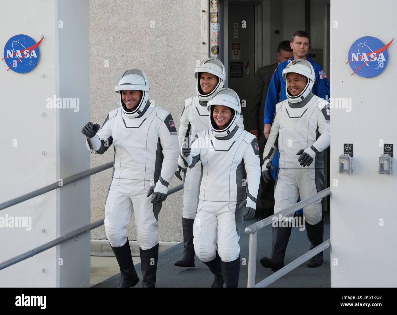 États-Unis. 05th octobre 2022. Les cinquième membres de l'équipage de la NASA sortent mercredi, à 5 octobre 2022, le jour du lancement au Centre spatial Kennedy, en Floride. L'équipage du Dragon transportera l'astronaute et commandant de la NASA Nicole Mann, Josh Cassada, le cosmonaute russe Anna Kikina et l'astronaute japonais Koichi Wakata, la fusée Falcon 9 se lève au Kennedy Space Center de la NASA en Floride à 12 h 00 HAE. Photo de Pat Benic/UPI crédit: UPI/Alay Live News Banque D'Images
