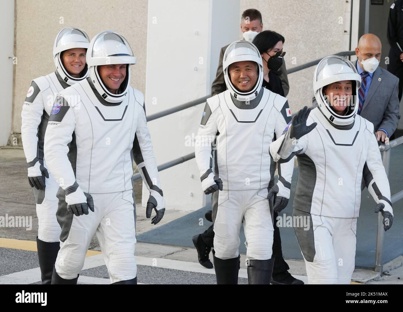 Le cinquième membre de l'équipage de la NASA, l'astronaute et commandant de la NASA, Nicole Mann, l'astronaute japonais Koichi Wakata, Josh Cassada et le cosmonaute russe Anna Kikina, sortent mercredi au Kennedy Space Center, en Floride, à 5 octobre 2022. L'équipage du Dragon transportera l'astronaute et commandant de la NASA Nicole Mann, Josh Cassada, le cosmonaute russe Anna Kikina et l'astronaute japonais Koichi Wakata, la fusée Falcon 9 se lève au Kennedy Space Center de la NASA en Floride à 12 h 00 HAE. Photo de Pat Benic/UPI crédit: UPI/Alay Live News Banque D'Images