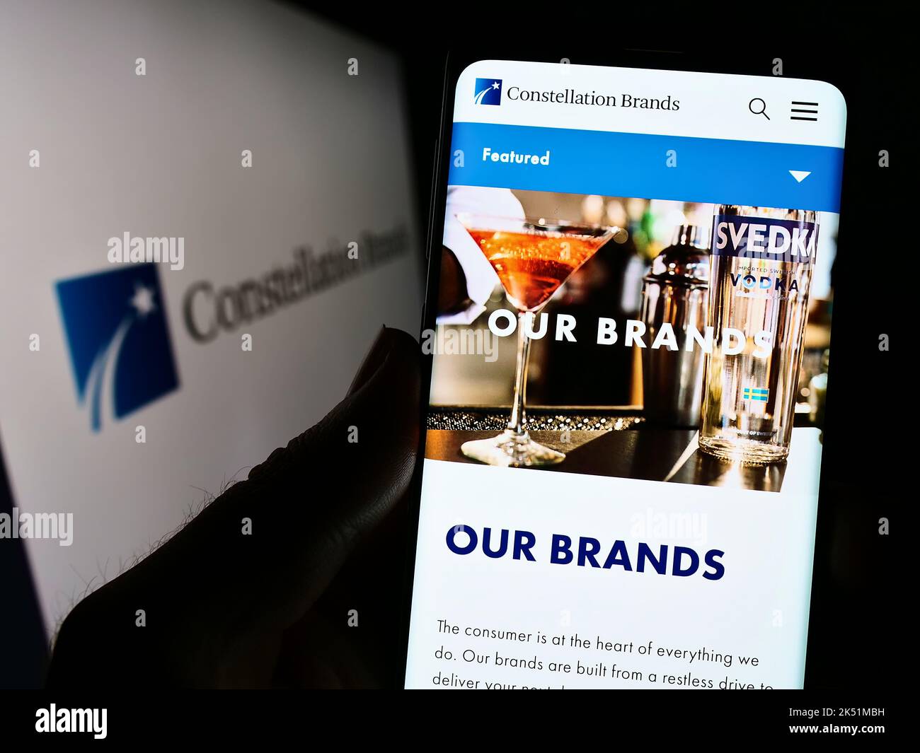 Personne tenant un téléphone portable avec le site Web de la société américaine de boissons Constellation Brands Inc. À l'écran avec logo. Concentrez-vous sur le centre de l'écran du téléphone. Banque D'Images