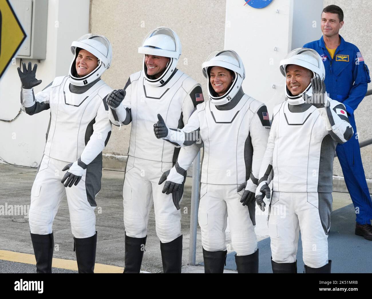 Le cinquième équipage de la NASA, Anna Kikina, cosmonaute russe, Josh Cassada, Nicole Mann, astronaute de la NASA et l'astronaute japonais Koichi Wakata, se promène mercredi au Kennedy Space Center, en Floride, à 5 octobre 2022. L'équipage du Dragon transportera l'astronaute et commandant de la NASA Nicole Mann, Josh Cassada, le cosmonaute russe Anna Kikina et l'astronaute japonais Koichi Wakata, la fusée Falcon 9 se lève au Kennedy Space Center de la NASA en Floride à 12 h 00 HAE. Photo de Pat Benic/UPI crédit: UPI/Alay Live News Banque D'Images