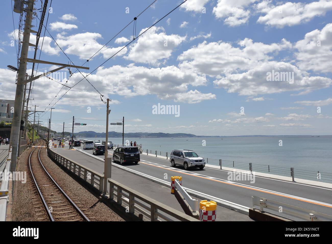 Le paysage de la baie de Sagami depuis la plate-forme de Kamakurakokomae Statio, une gare sur le chemin de fer électrique d'Enoden (Enoden) Banque D'Images