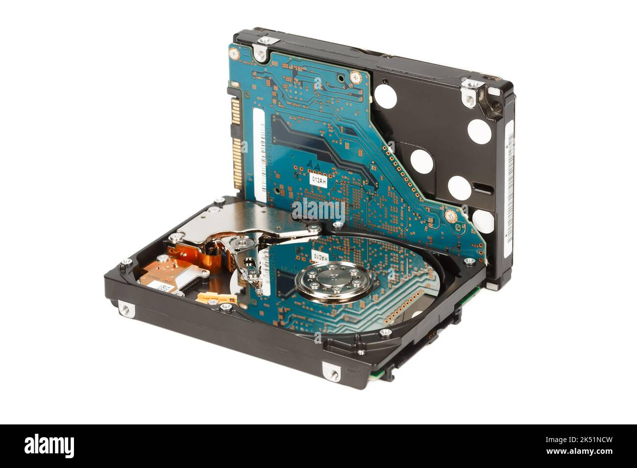 Deux disques durs se tenant perpendiculairement l'un à l'autre avec une réflexion sur la surface de la plaque magnétique. Banque D'Images