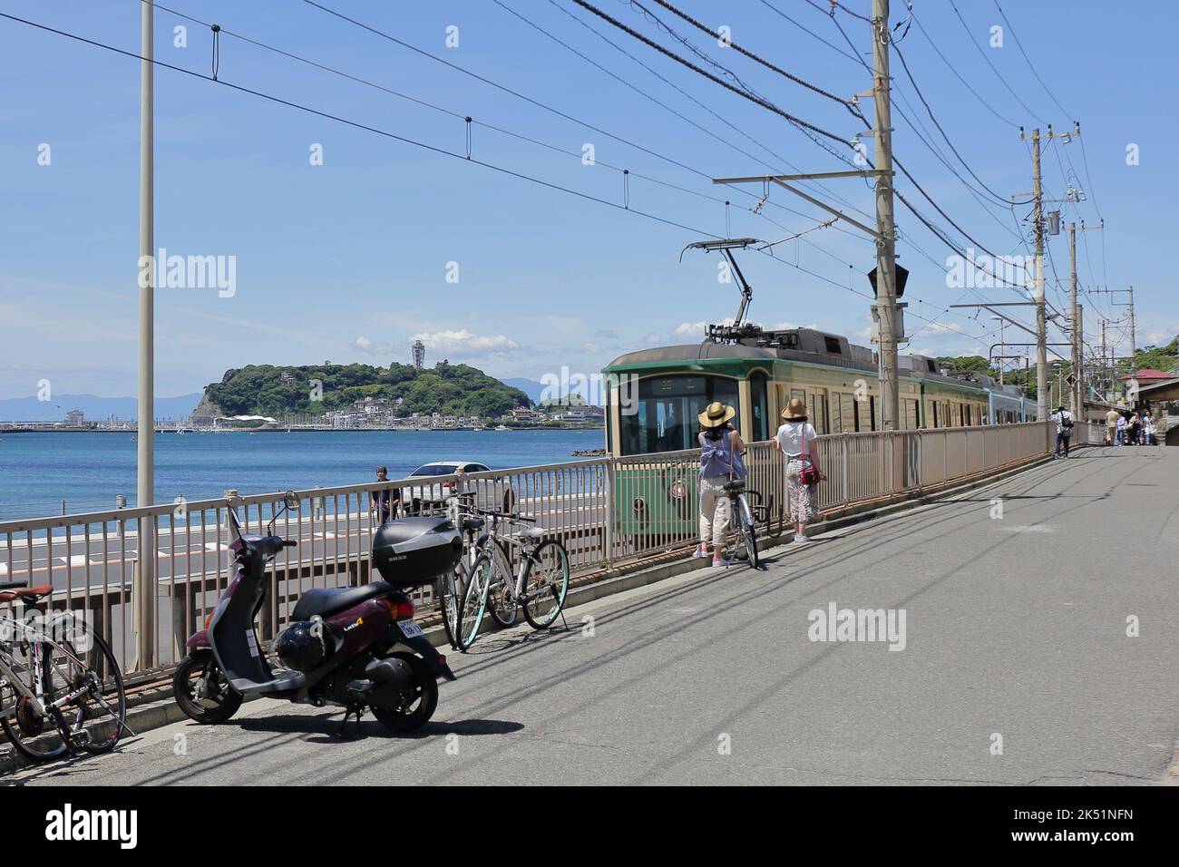 Le train de chemin de fer électrique d'Enoshima passe le passage à niveau où est une attraction célèbre pour les fans de Slam Dunk près de la gare de Kamakurakokomae Banque D'Images