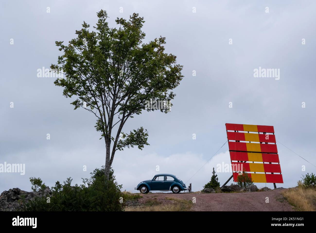 Une Volkswagen Beetle sur une colline à côté d'un marqueur de navigation dans la région des îles Åland en Finlande, dans la mer Baltique. Photo : Rob Watkins/Alay Banque D'Images