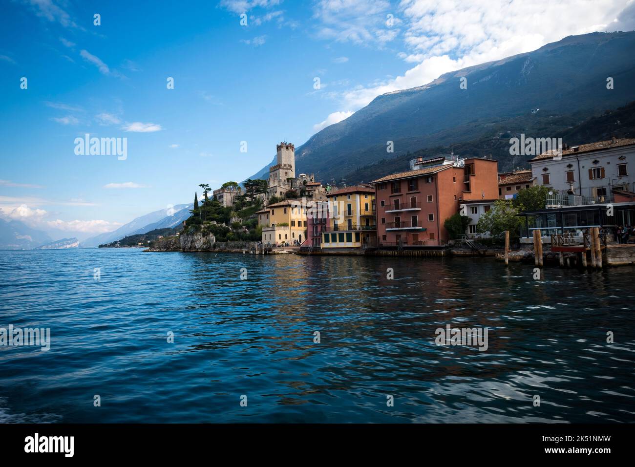 Malcesine sur la rive est du lac de Garde en Italie Banque D'Images