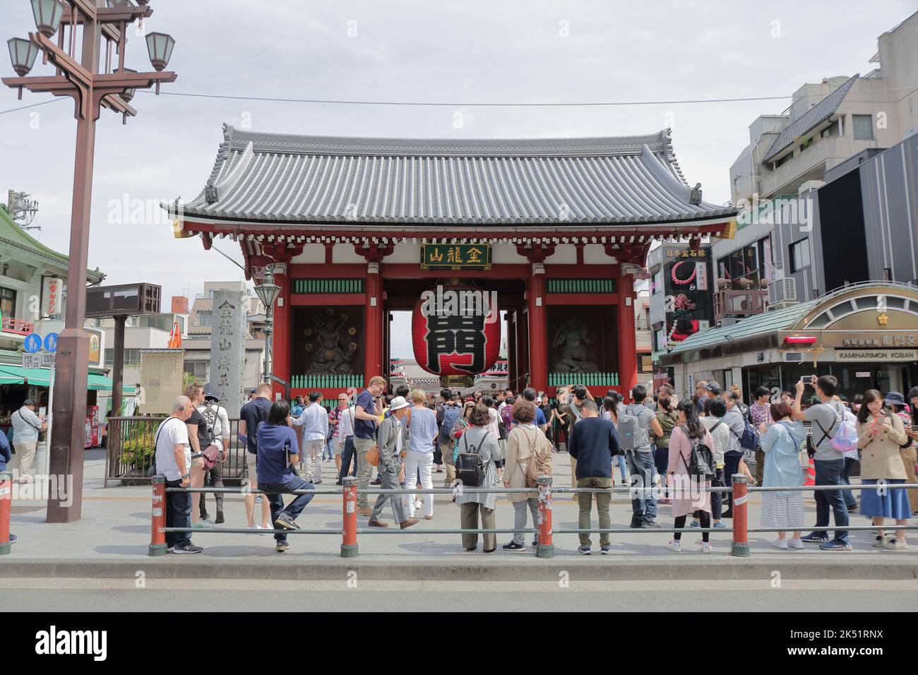 De nombreux touristes se tenant en face du temple d'Asakusa ou Sensojit, Tokyo, Japon. Banque D'Images