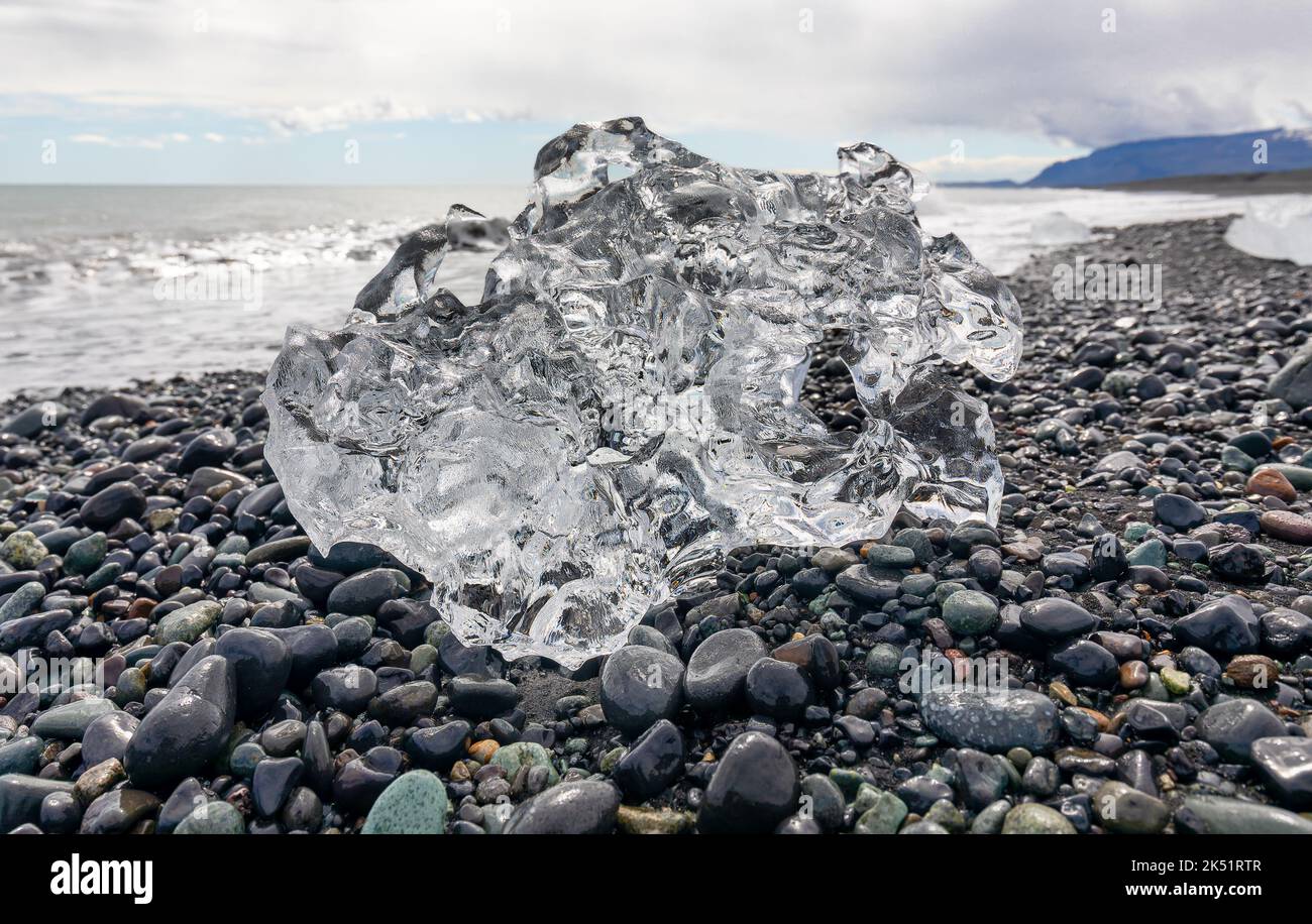 Iceberg isolé à Diamond Beach près du glacier lagon Jökulsarlon - islande Banque D'Images