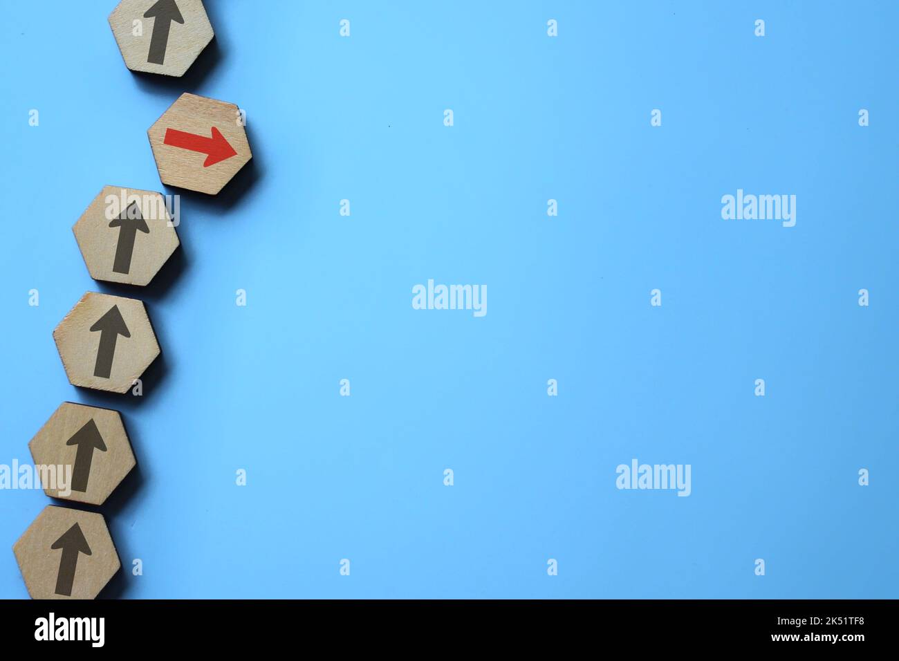 Changer de direction. Autre chemin. Rupture de la chaîne de procédé. Penser hors de la boîte. Nouvelles tendances et idées. Copier l'espace pour le texte Banque D'Images