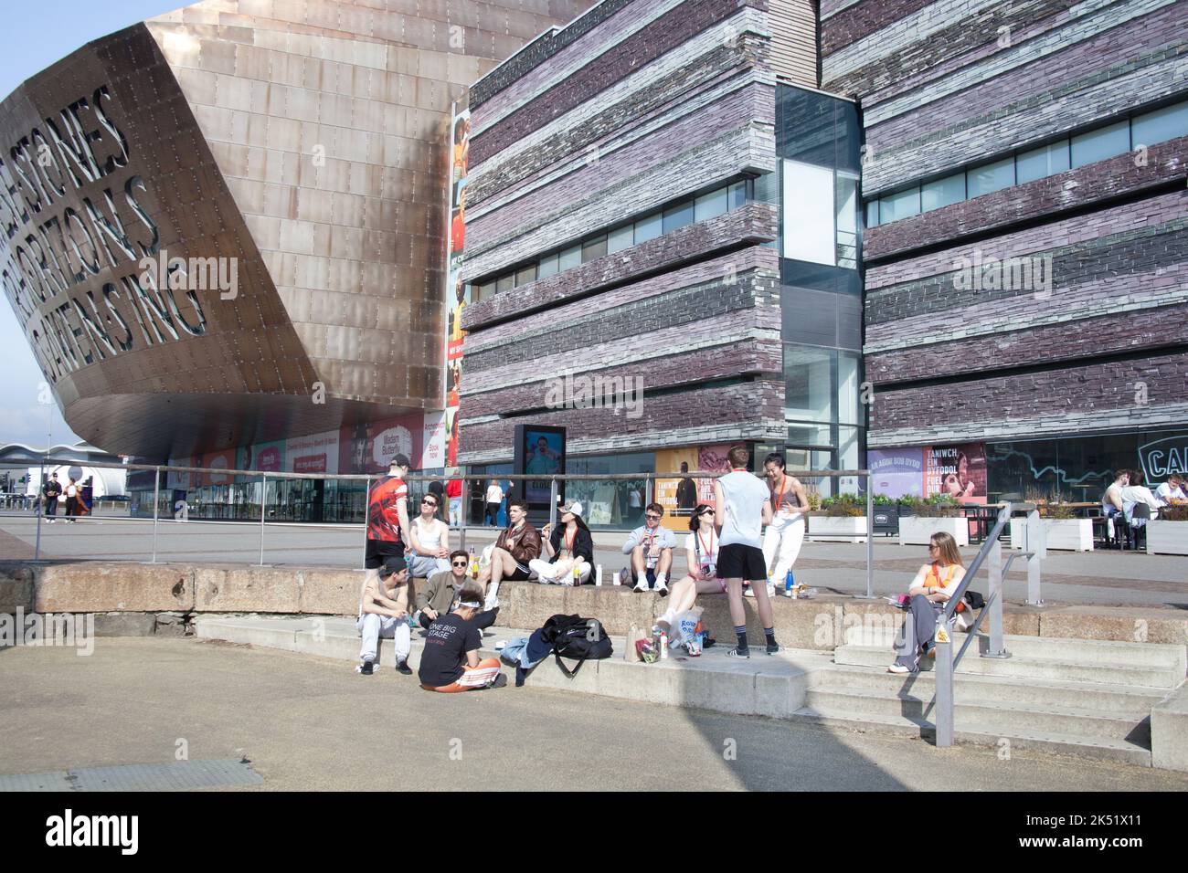 Des jeunes bavardent au Roald Dahl Plass à Cardiff Bay, Cardiff, au Royaume-Uni Banque D'Images