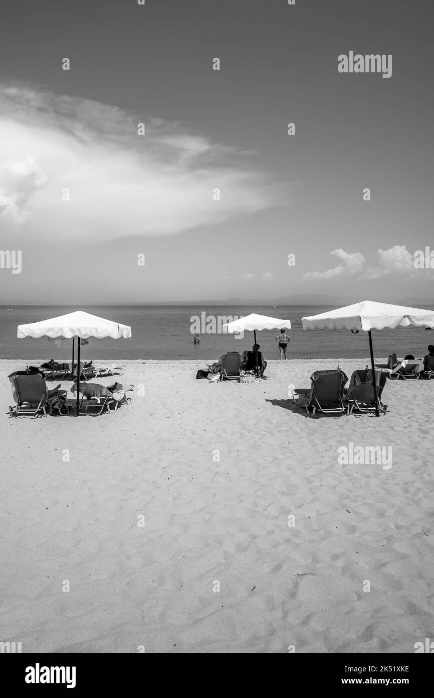 Kriopighi, Grèce - 31 août 2022 : la belle plage de sable de Kriopigi en Chalkidiki Grèce en noir et blanc Banque D'Images