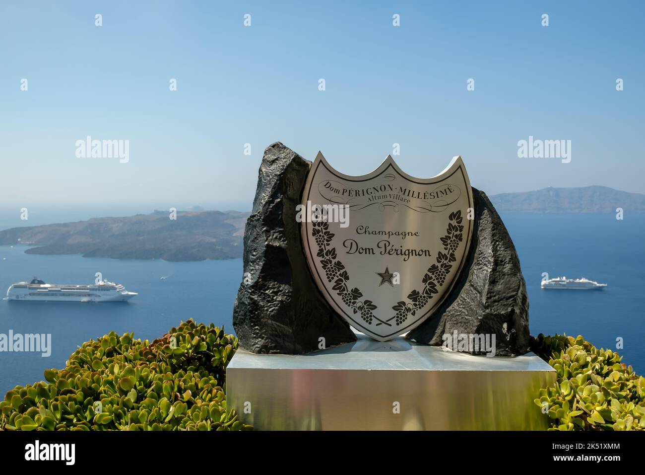 Fira, Santorini - 4 septembre 2022 : le label d'un célèbre champagne, d'un bateau de croisière et du volcan de Santorini Grèce Banque D'Images