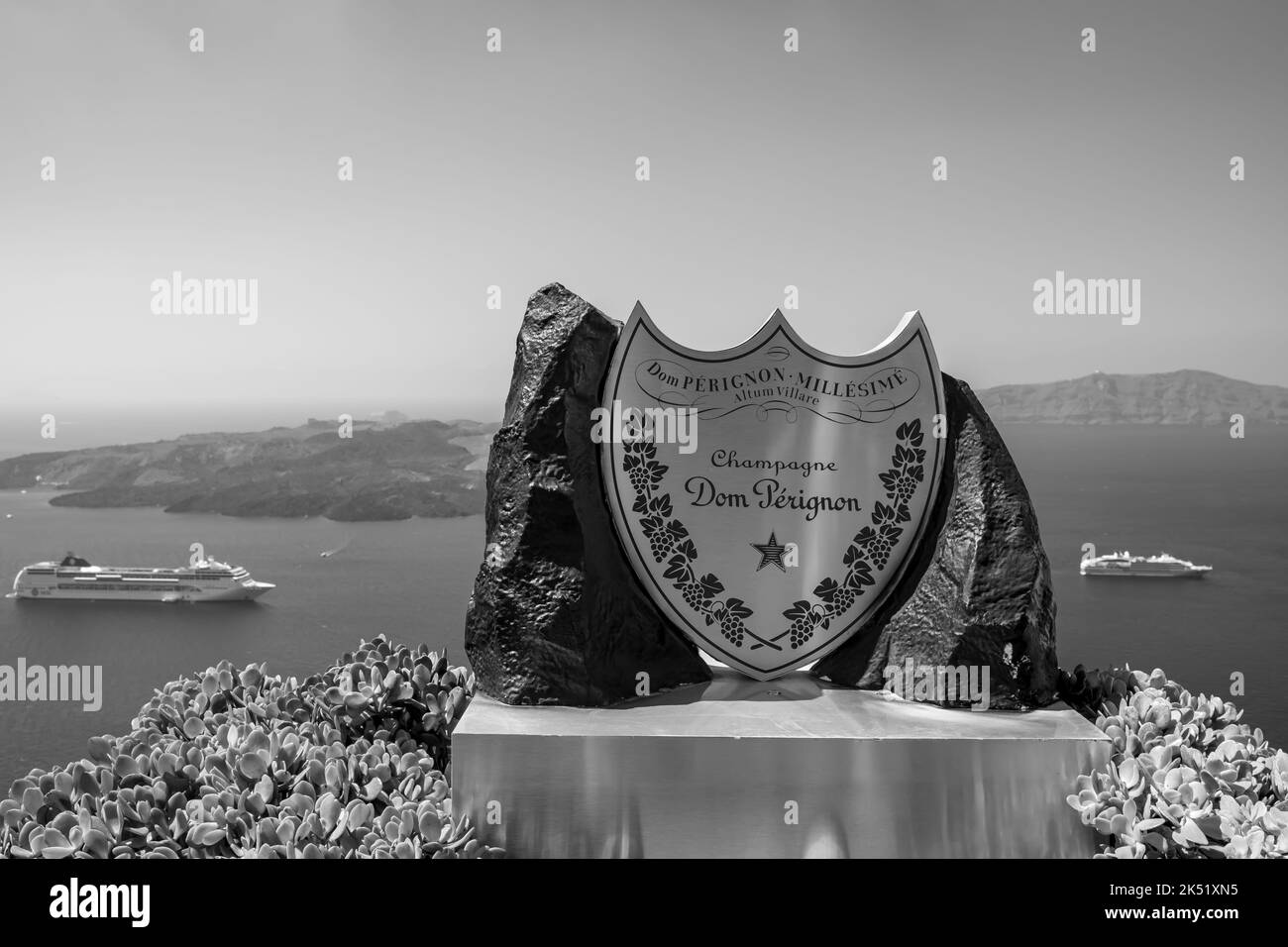 Fira, Santorini - 4 septembre 2022 : le label d'un célèbre champagne, d'un bateau de croisière et du volcan de la Grèce de Santorini en noir et blanc Banque D'Images