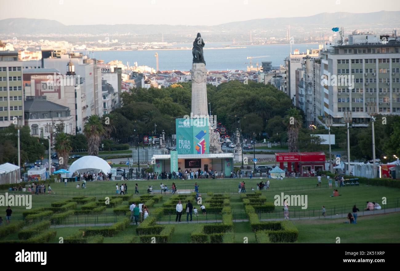 Vue sur le Tage depuis le parc Eduardo VII (où se tient la Foire du livre de Lisbonne), avec vue sur la statue du Marquis de Plombal. Le Marquis de Banque D'Images