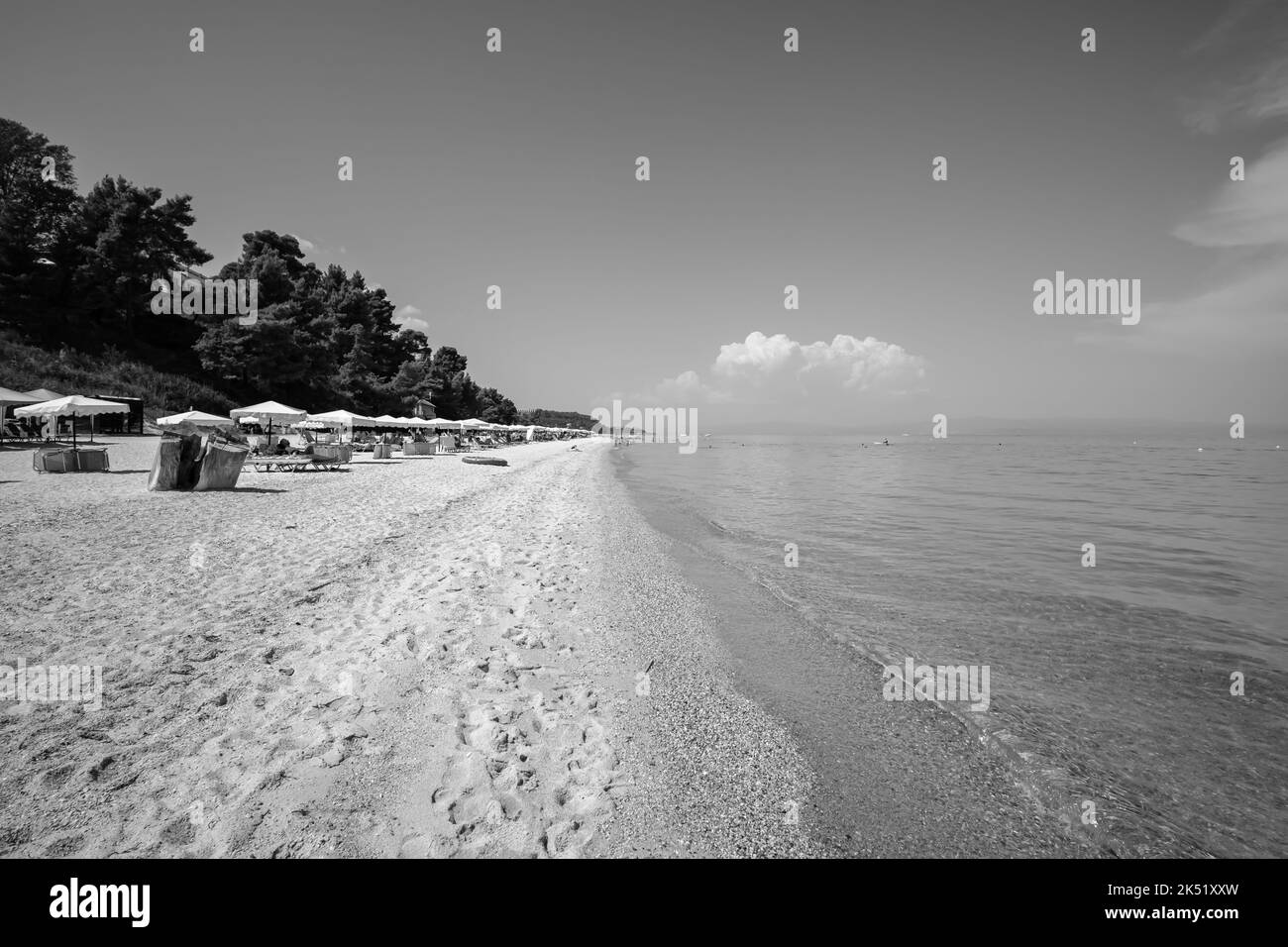Kriopighi, Grèce - 31 août 2022 : la belle plage de sable de Kriopigi en Chalkidiki Grèce en noir et blanc Banque D'Images