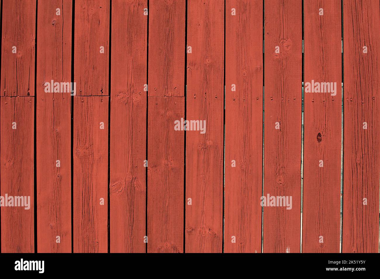 Peinture rouge suédoise classique traditionnelle sur un mur en bois. Banque D'Images