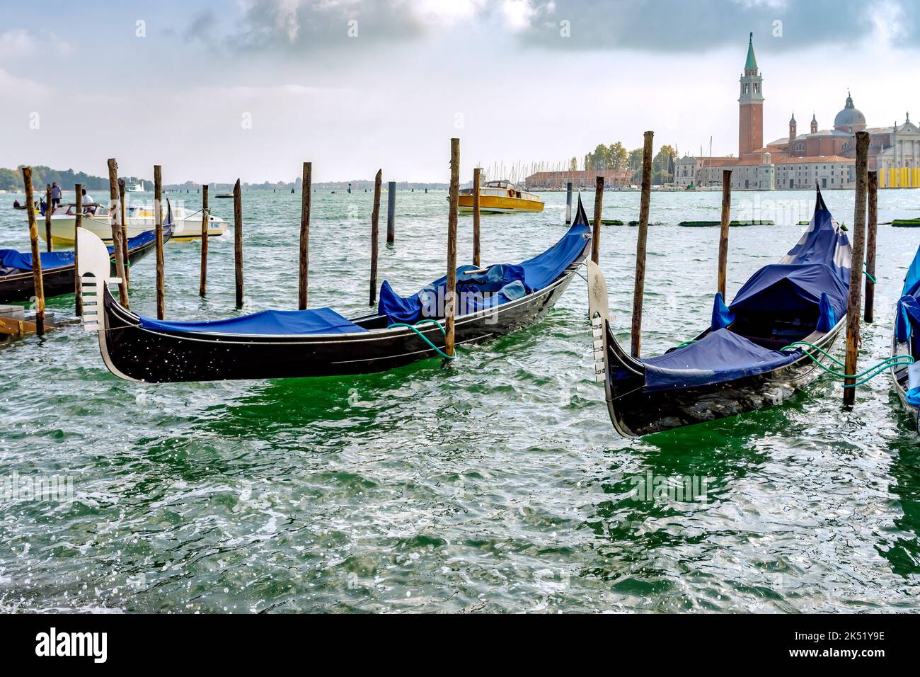 VENISE, ITALIE - OCTOBRE 12 : gondoles amarrées à l'entrée du Grand Canal de Venise sur 12 octobre 2014. Deux personnes non identifiées Banque D'Images