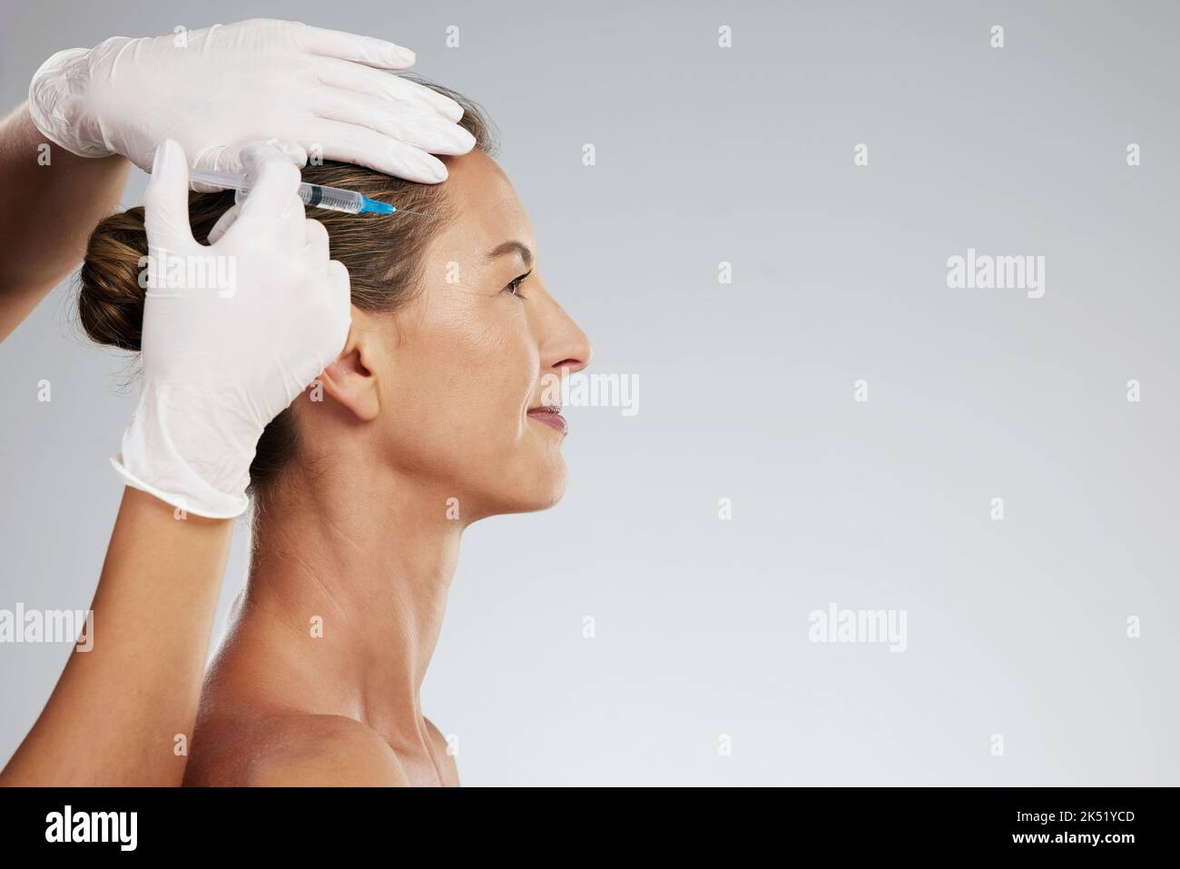 Beauté, visage d'une femme mature et botox remplissage injection pour serrer la peau et réduire les rides. Femme âgée, anti-vieillissement de la procédure cosmétique et bon Banque D'Images