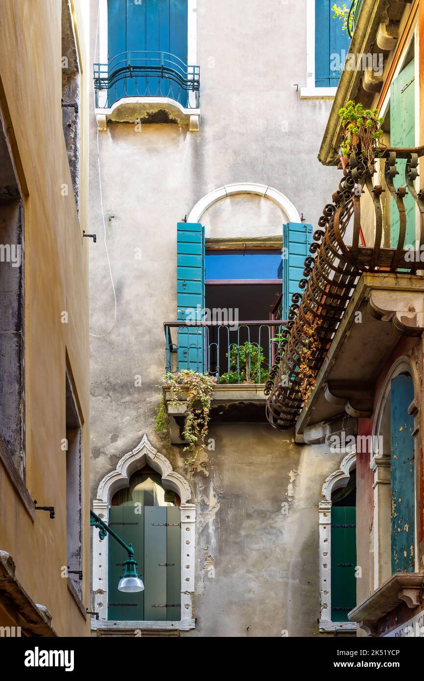 VENISE, ITALIE - OCTOBRE 12 : fenêtres ouvragées dans la Calle de la Mandola, Venise sur 12 octobre 2014 Banque D'Images