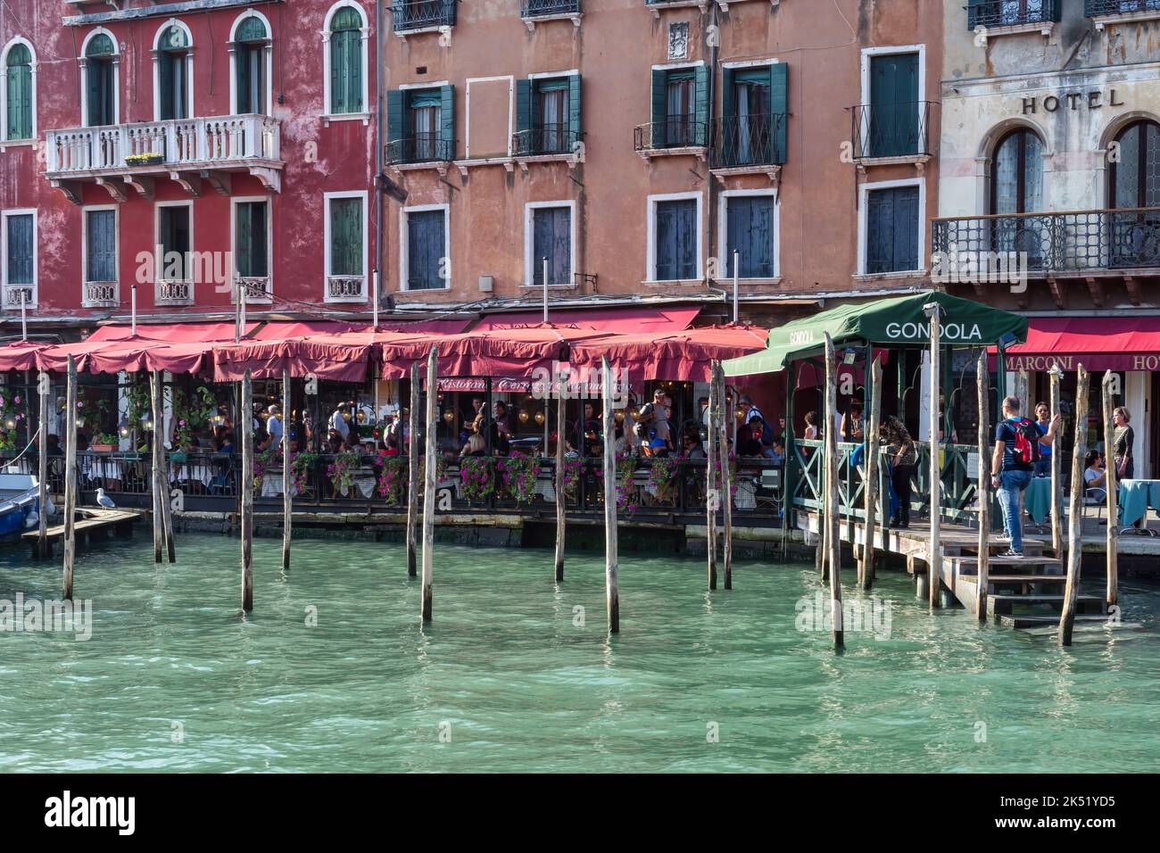 VENISE, ITALIE - OCTOBRE 12 : station de télécabine sur le Grand Canal de Venise sur 12 octobre 2014. Personnes non identifiées Banque D'Images