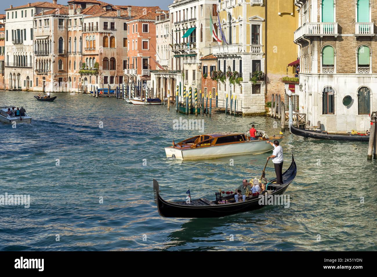 VENISE, ITALIE - OCTOBRE 12 : gondolier en train de piller son commerce sur le Grand Canal de Venise sur 12 octobre 2014. Personnes non identifiées Banque D'Images
