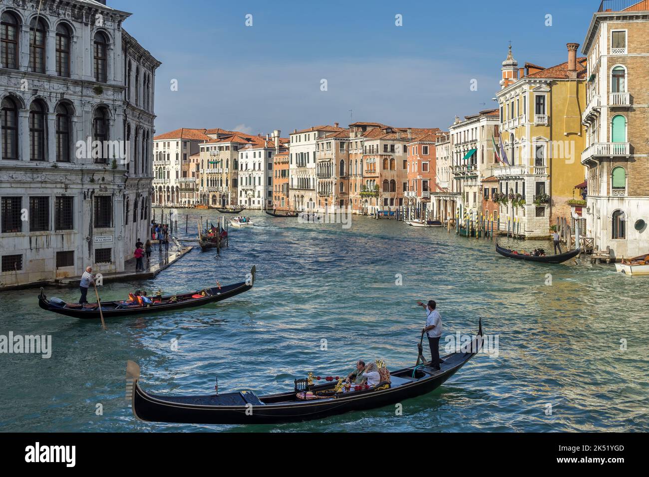 VENISE, ITALIE - OCTOBRE 12 : les télécabines plantent leur commerce sur le Grand Canal de Venise sur 12 octobre 2014. Personnes non identifiées Banque D'Images