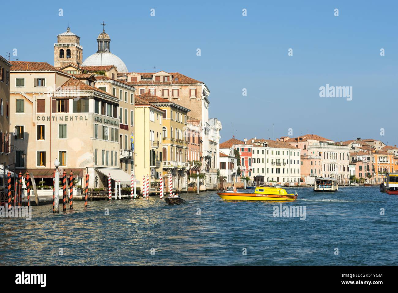 VENISE, ITALIE - OCTOBRE 12 : bâtiments et bateaux colorés à Venise sur 12 octobre 2014. Personnes non identifiées Banque D'Images