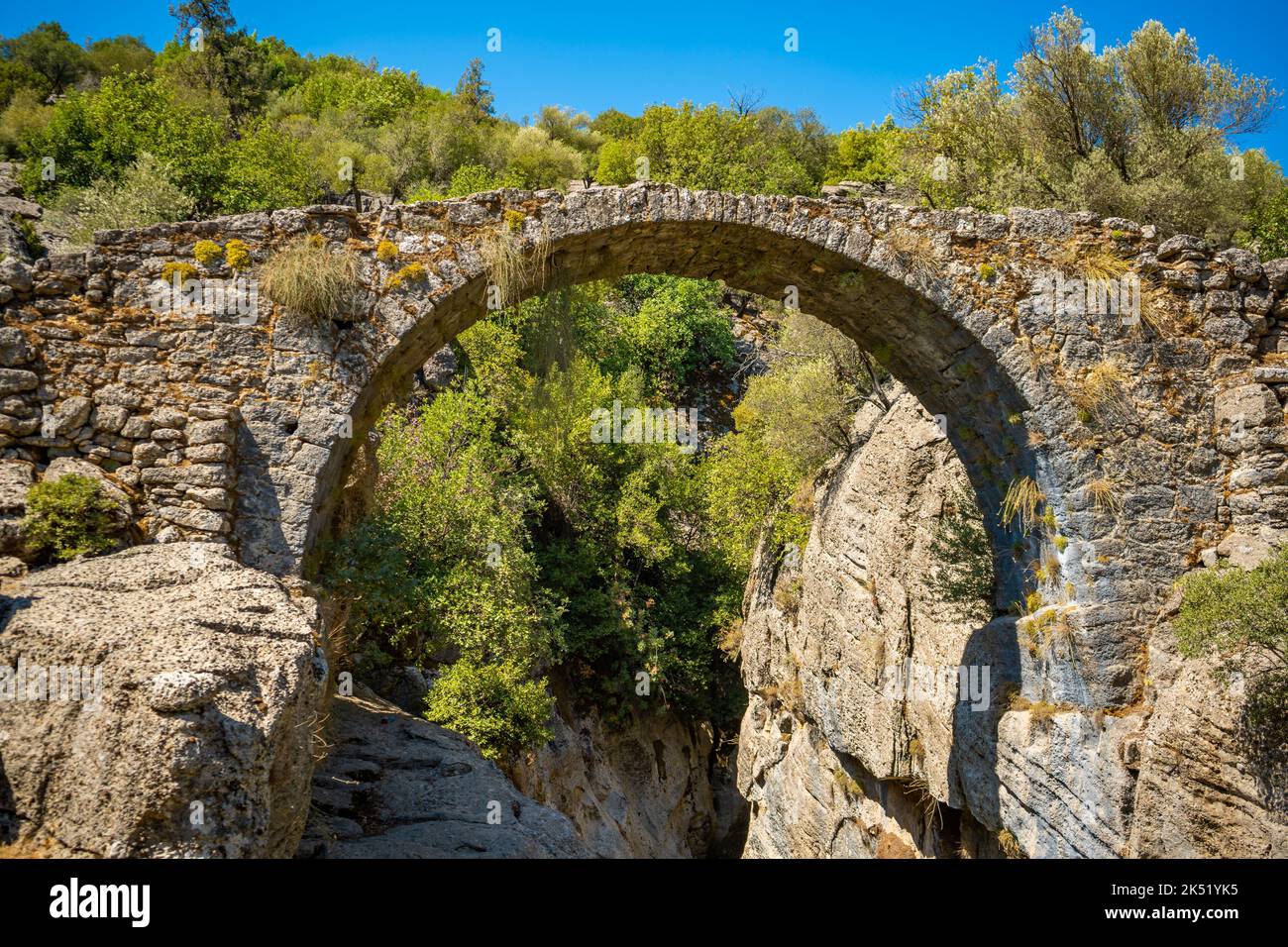 Ancien pont au-dessus de la gorge de la rivière Koprucay dans le parc national de Koprulu en Turquie. Vue panoramique sur le canyon et le fleuve bleu de montagne Banque D'Images Ancien pont au-dessus de la gorge de la rivière Koprucay dans le parc national de Koprulu en Turquie. Vue panoramique sur le canyon et le fleuve bleu de montagne Banque D'Images